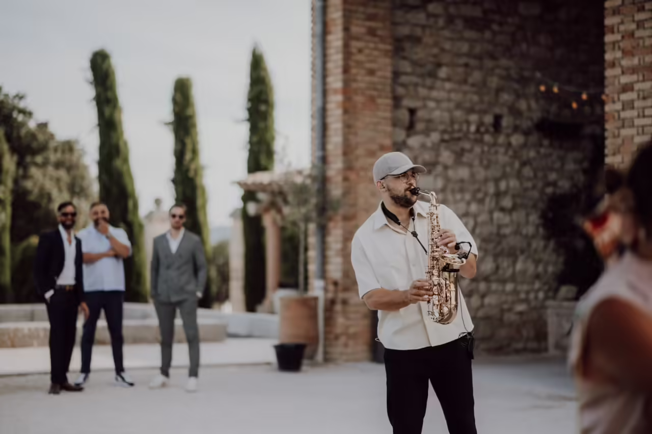 Saxophoniste animant un cocktail de mariage dans un somptueux domaine de la Drome, proposant ainsi une ambiance festive pour célébrer l'union des deux mariés