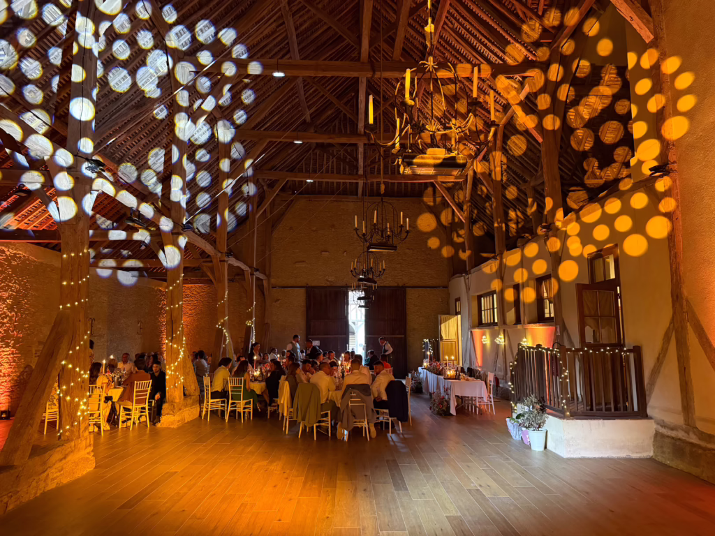 Mise en Lumière de Salle de Réception par GRIBBS EVENTS au cours d'un mariage